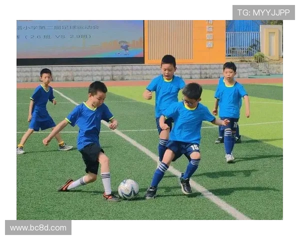 围绕十五岁成长的小学生足球技能与团队协作全面提升指南实战应用 围绕十五岁成长的小学生足球技能与团队协作全面提升指南实战应用